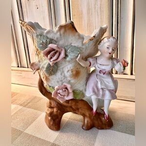 UCAGCO, VINTAGE PORCELAIN PLANTER FROM JAPAN. HAND PAINTED DESIGN.